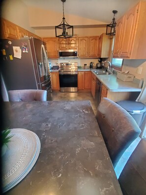 Jääkaappi, mikroaaltouuni, uuni, liesi