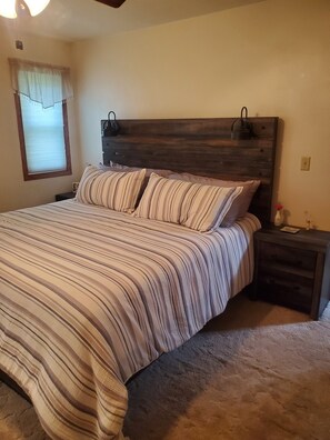 4 makuuhuonetta, silitysrauta/-lauta, ilmainen Wi-Fi, vuodevaatteet