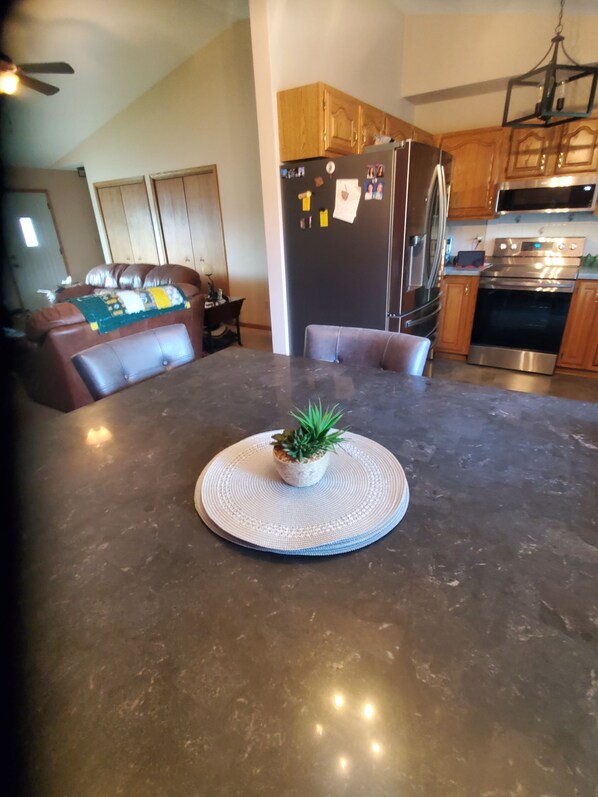 Jääkaappi, mikroaaltouuni, uuni, liesi