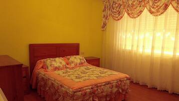 3 slaapkamers, een strijkplank/strijkijzer, reisbedje, wifi