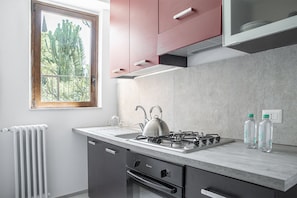 Frigorifero, forno, bollitore elettrico, pentole/stoviglie/utensili