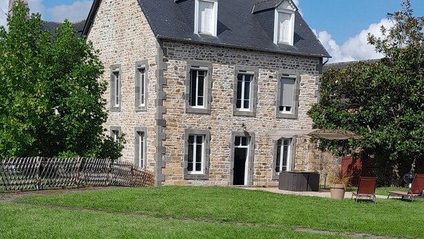A stone house with a dark roof, multiple windows, and a well-maintained lawn. - 3-bedroom vacation home. Le Faou Aulne Maritime Crozon  (LE FAOU)