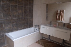 Badewanne, umweltfreundliche Kosmetikartikel, Haartrockner, Handtücher