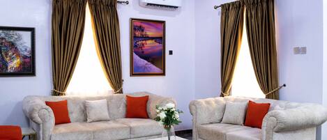 Een smart-tv, videogames, boeken en een muziekbibliotheek