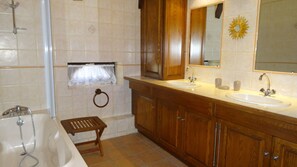 Comfort-Ferienhaus, mit Bad, Parkblick | Badezimmer
