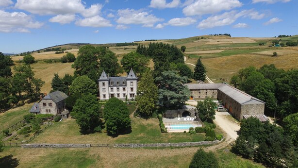 A large estate with a main building, a swimming pool, and surrounding greenery. - Gîtes au Château de Vernières (Talizat)