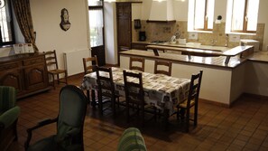 Comfort Cottage, Ensuite, Park View | Interior - Gîtes au Château de Vernières (Talizat)