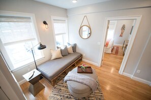 3 quartos, escrivaninha, ferros/tábuas de passar roupa