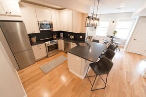 Cafeteira/chaleira, mesas de jantar