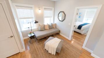 2 bedrooms, iron/ironing board, internet