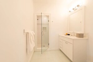 Bathroom - Spacious Top Level Location With Three Bedrooms, Laundry  and  Work Desk (Newport)