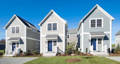 Dog Friendly Cottages w/ easy access to Newport, beaches, trails and vineyards