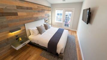 2 bedrooms, iron/ironing board, internet