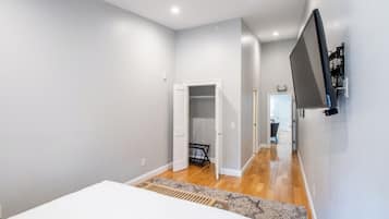 2 slaapkamers, een strijkplank/strijkijzer, internet