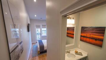 2 bedrooms, iron/ironing board, internet