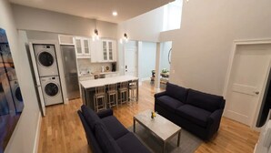 Un appartement moderne comprenant une cuisine, un coin repas et un salon.