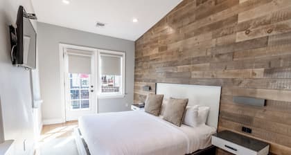 Enjoy People Watching in the Heart of Newport - Located On Thames Street