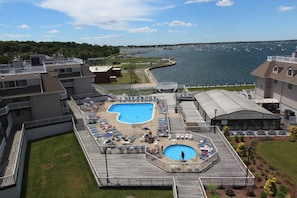 Een binnenzwembad en een seizoensgebonden buitenzwembad