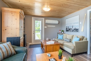 Smart TV, fireplace, DVD player, video library - Oceanfront Cottage on a Quiet Cove Just Outside Lunenburg (Lunenburg)