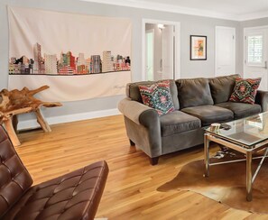 Smart TV, books - *Memphis themed house minutes away from Beale, Zoo, Museums! (Memphis)