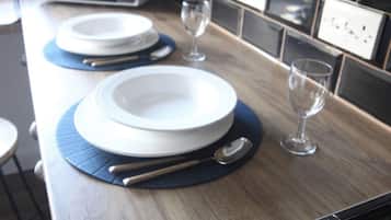 Apartament Comfort | Cuina privada | Frigorífic gran, microones, forn i placa de cuina