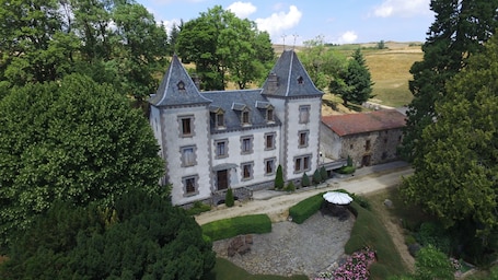 View from property. Chambres Dhôtes au Château de Vernières