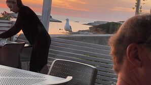 An outdoor seating area with a table and chairs, overlooking a body of water and a sunset. - ♥️-lich Willkommen im la Dolce Vita -charming house with garden and terrace - (Narbolia, Loc. Is Arenas)