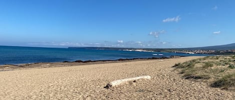 Nära stranden och solstolar