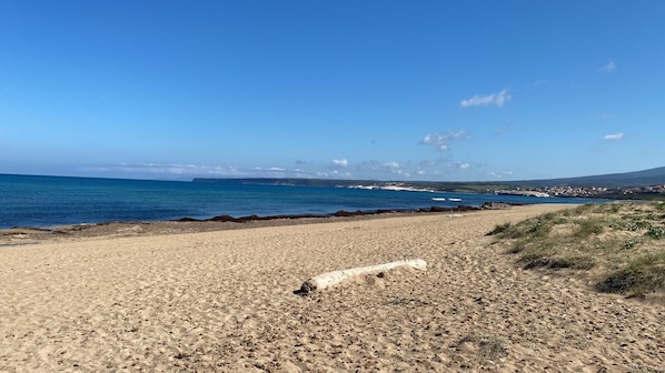 Una playa cerca, sillas reclinables de playa, toallas de playa
