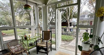 2BR Montrose bungalow, 3.5 miles to Medical Center