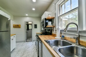 Horno, lavavajillas, tostadora y condimentos