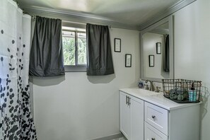 Badekar, hårføner og håndklær