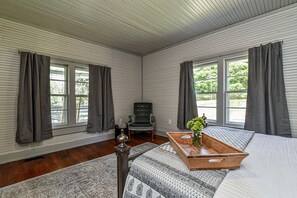 2 slaapkamers, een strijkplank/strijkijzer, beddengoed