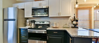 Les Petit Maison Walkable to Downtown Black Mtn