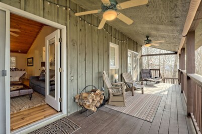 Cozy cabin with a view 1 mile from downtown Clayton