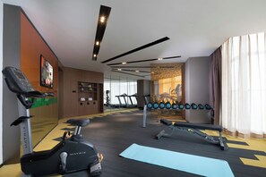 A modern gym with cardio equipment, dumbbells, and a treadmill. - Hampton By Hilton Chengdu Chenghua (Chengdu)