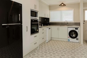 Frigorifero, microonde, forno, lavastoviglie