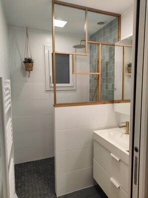 Bathtub, hair dryer, towels
