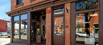 Luxe Studio 4 On Main Street -Luxury Steam Shower, Views! Kitchen, Washer/ Dryer