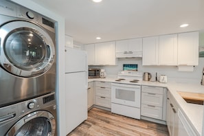 Refrigerador, microondas, horno y lavavajillas