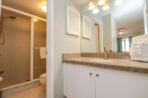 Bathtub, hair dryer, towels - Ocean Village Club H26 (St. Augustine)