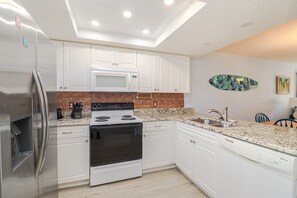 Réfrigérateur, four à micro-ondes, un four, surface de cuisson