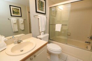 Bathtub, hair dryer, towels - Ocean Village Club Condo K14 (St. Augustine)