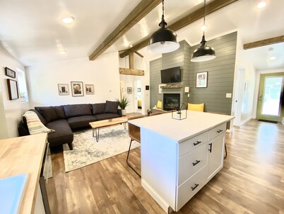 Cozy House - Close to biking/Pet Friendly