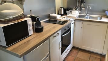 Fridge, microwave, oven, coffee/tea maker
