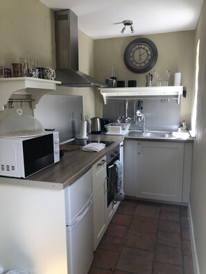 Kühlschrank, Mikrowelle, Ofen, Wasserkocher mit Kaffee-/Teezubehör