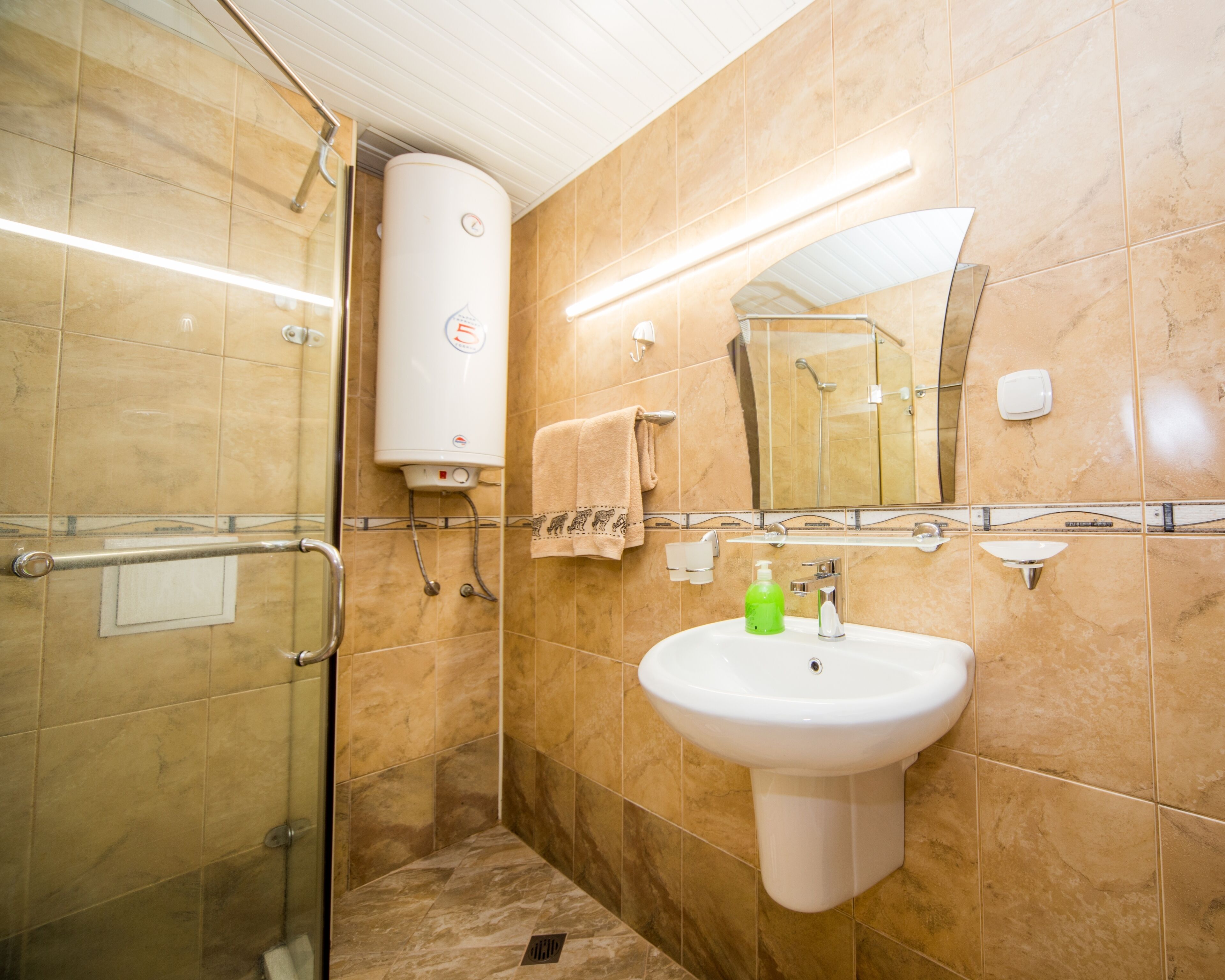 City Apartment (Top Center) | Bathroom | Shower, hair dryer, bidet, towels