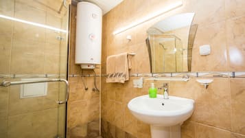 City Apartment (Top Center) | Bathroom | Shower, hair dryer, bidet, towels