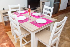 ซิตี้อพาร์ทเมนท์ (Top Center) | บริเวณนั่งเล่น | ทีวีจอแบน