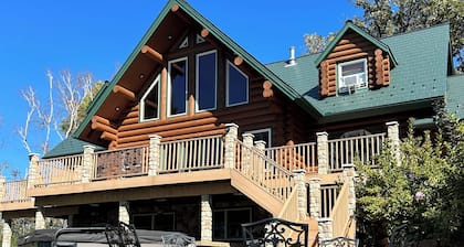 Gorgeous Log Home featuring 8-person outdoor HOT TUB-available year round.